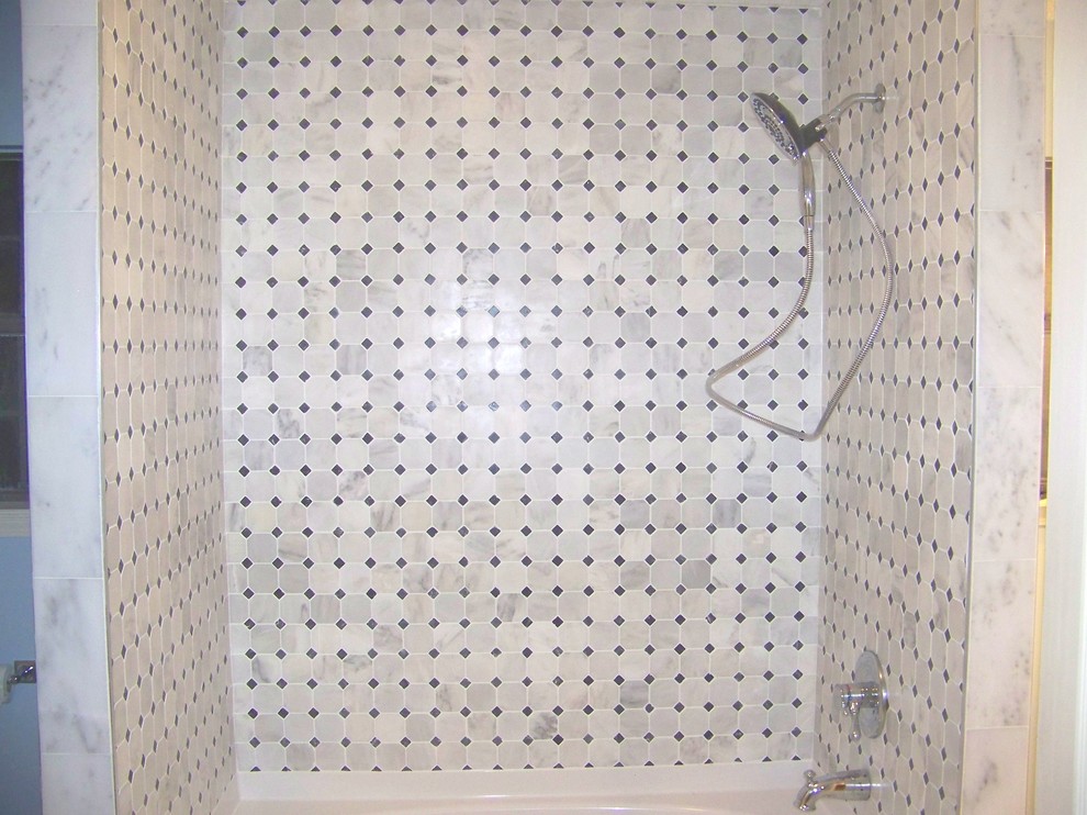Diseño de cuarto de baño clásico de tamaño medio con ducha empotrada, baldosas y/o azulejos blancas y negros, baldosas y/o azulejos en mosaico y aseo y ducha