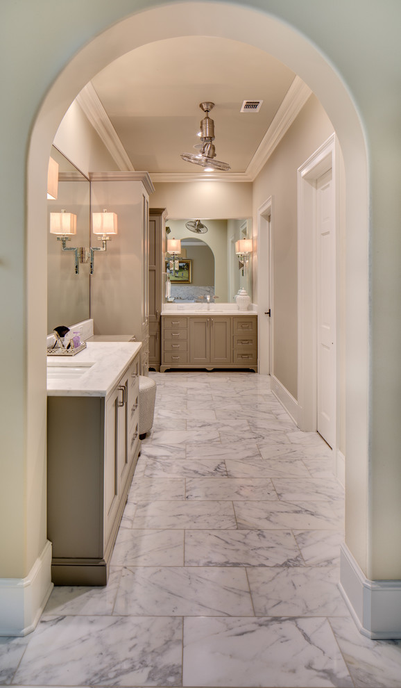 Immagine di un'ampia sauna classica con ante a filo, ante in legno chiaro, WC monopezzo, piastrelle bianche, piastrelle in pietra, pareti beige, pavimento in marmo, lavabo sottopiano e top in marmo