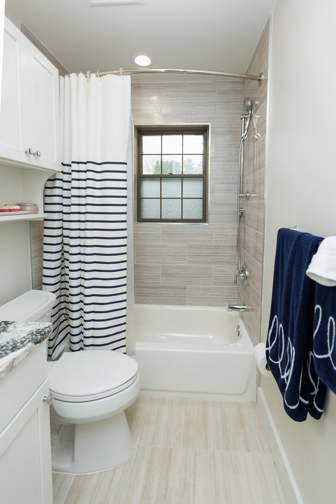 Idéer för att renovera ett mellanstort vintage flerfärgad flerfärgat badrum med dusch, med skåp i shakerstil, vita skåp, ett badkar i en alkov, en dusch/badkar-kombination, en toalettstol med separat cisternkåpa, beige kakel, porslinskakel, beige väggar, klinkergolv i porslin, ett undermonterad handfat, granitbänkskiva, beiget golv och dusch med duschdraperi
