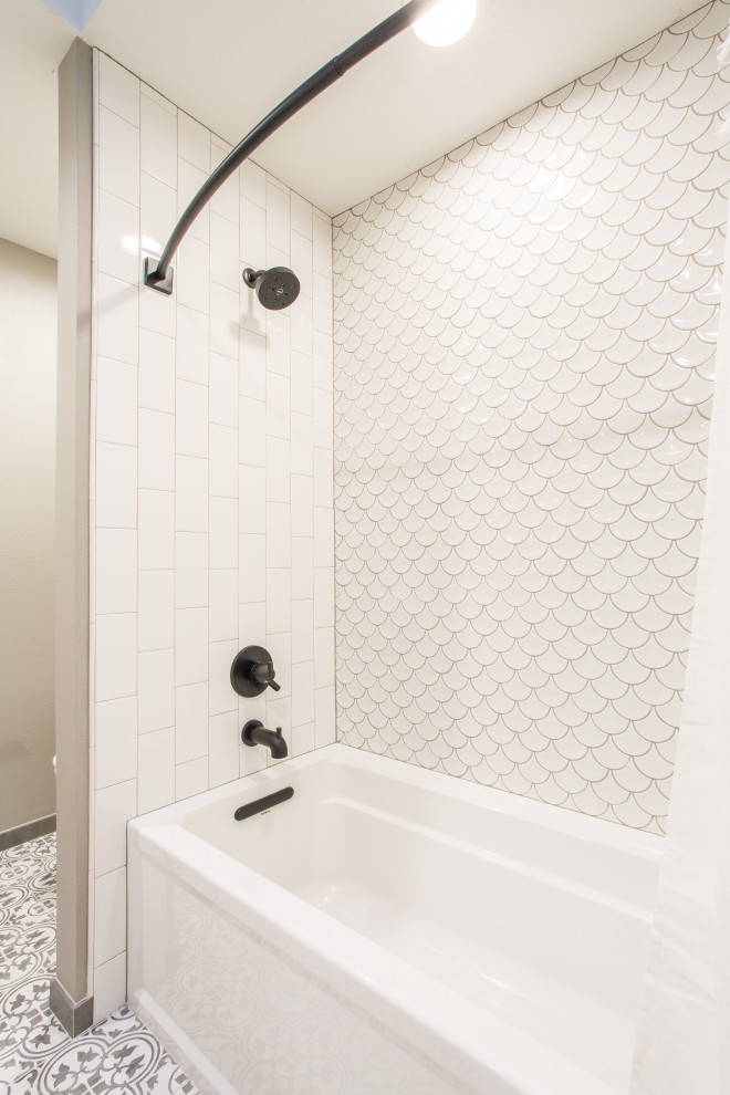 Пример оригинального дизайна: детская ванная комната среднего размера в стиле неоклассика (современная классика) с фасадами в стиле шейкер, белыми фасадами, ванной в нише, душем над ванной, унитазом-моноблоком, белой плиткой, керамогранитной плиткой, бежевыми стенами, полом из керамической плитки, врезной раковиной, столешницей из искусственного кварца, серым полом, шторкой для ванной и белой столешницей
