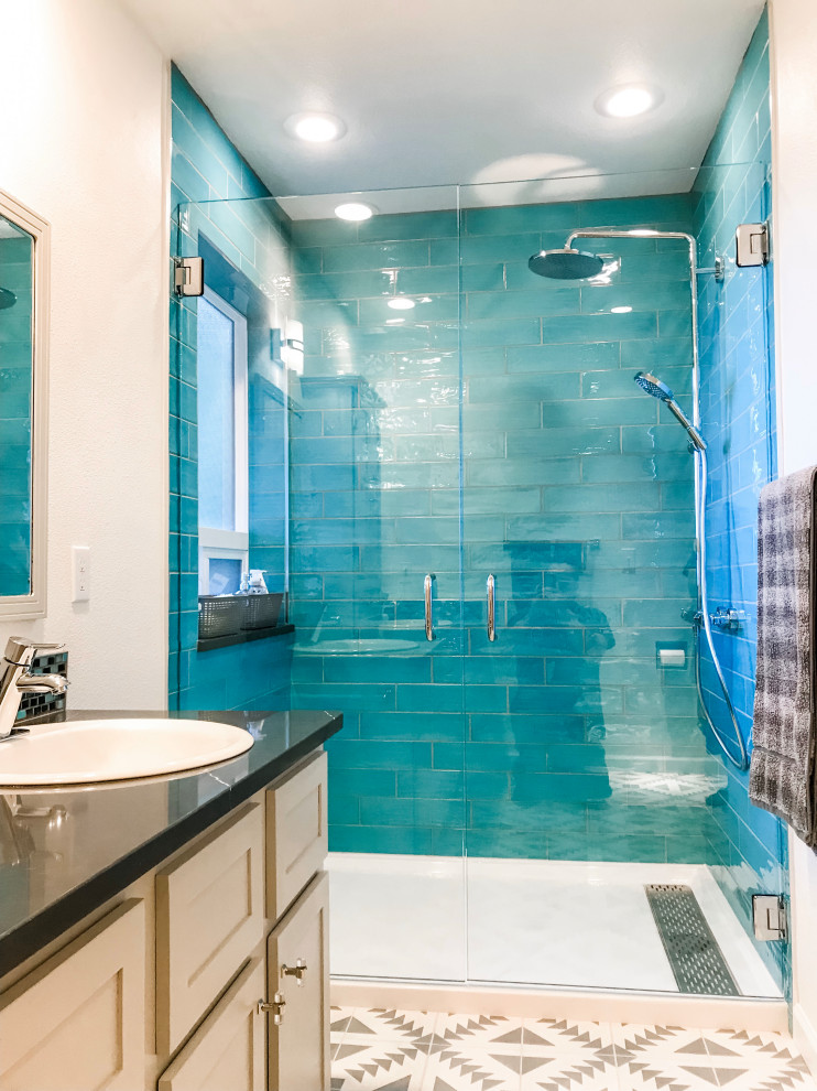Идея дизайна: главная ванная комната в современном стиле с фасадами в стиле шейкер, душем в нише, биде, полом из цементной плитки, столешницей из искусственного кварца, разноцветным полом и душем с распашными дверями