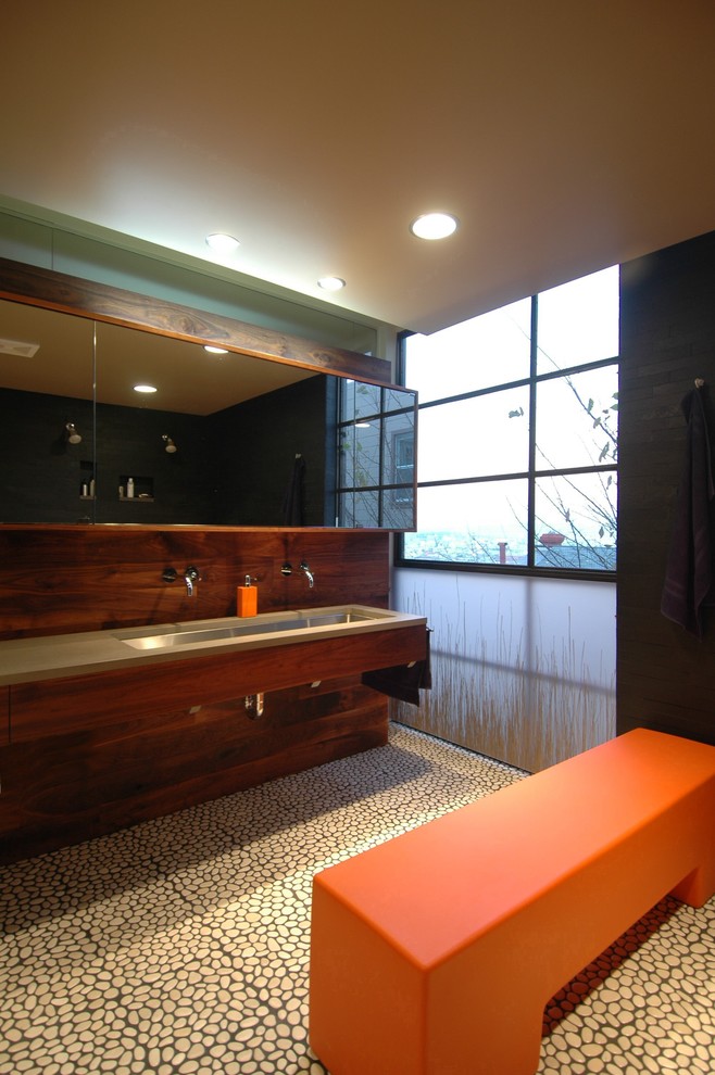 Imagen de cuarto de baño minimalista con lavabo de seno grande y puertas de armario de madera en tonos medios