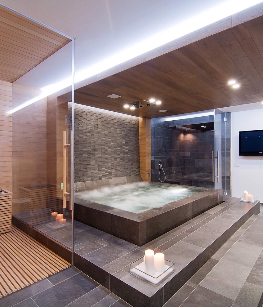 Foto di una stanza da bagno design con vasca idromassaggio, piastrelle grigie, pareti bianche e doccia alcova