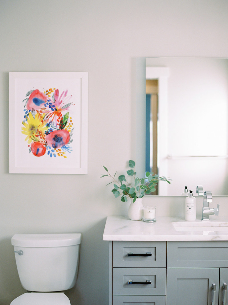 Пример оригинального дизайна: маленькая главная ванная комната в стиле неоклассика (современная классика) с фасадами в стиле шейкер, серыми фасадами, душем в нише, раздельным унитазом, белой плиткой, плиткой кабанчик, серыми стенами, полом из керамогранита, врезной раковиной, столешницей из кварцита, белым полом и душем с распашными дверями для на участке и в саду