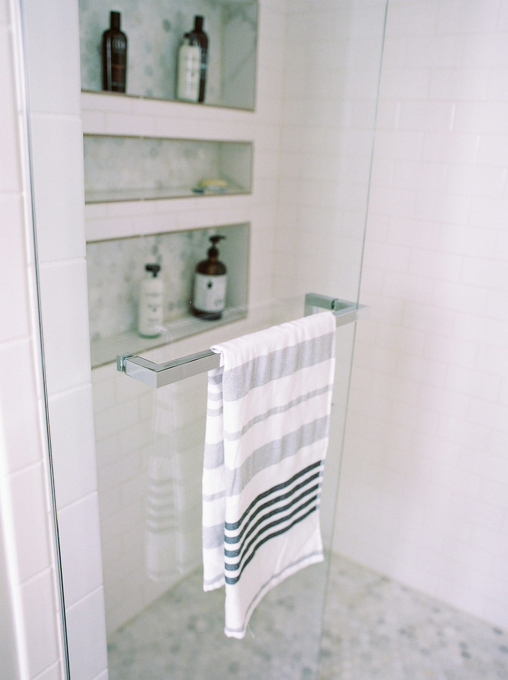 Источник вдохновения для домашнего уюта: маленькая главная ванная комната в стиле неоклассика (современная классика) с фасадами в стиле шейкер, серыми фасадами, душем в нише, раздельным унитазом, белой плиткой, плиткой кабанчик, серыми стенами, полом из керамогранита, врезной раковиной, столешницей из кварцита, белым полом и душем с распашными дверями для на участке и в саду