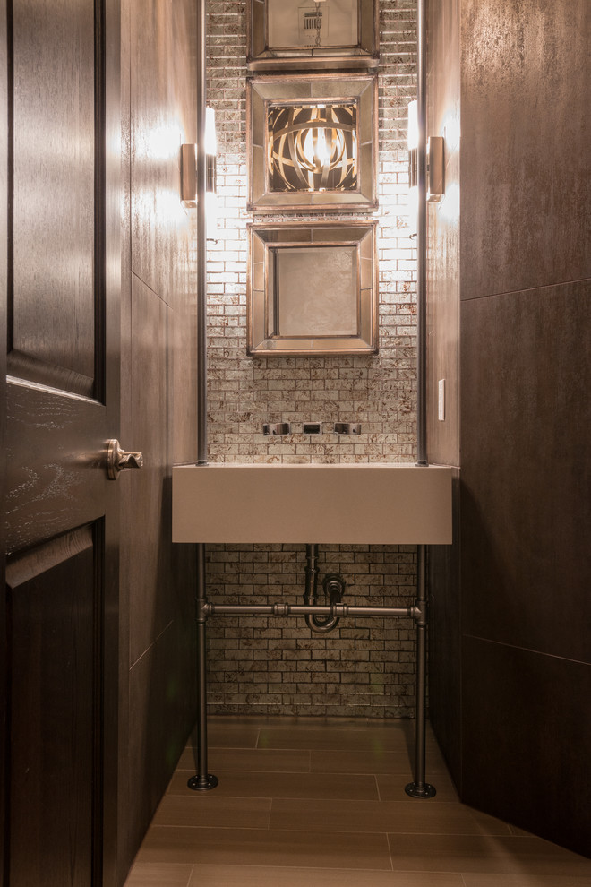 Стильный дизайн: маленькая ванная комната в стиле неоклассика (современная классика) с коричневой плиткой, каменной плиткой, полом из керамической плитки и подвесной раковиной для на участке и в саду - последний тренд