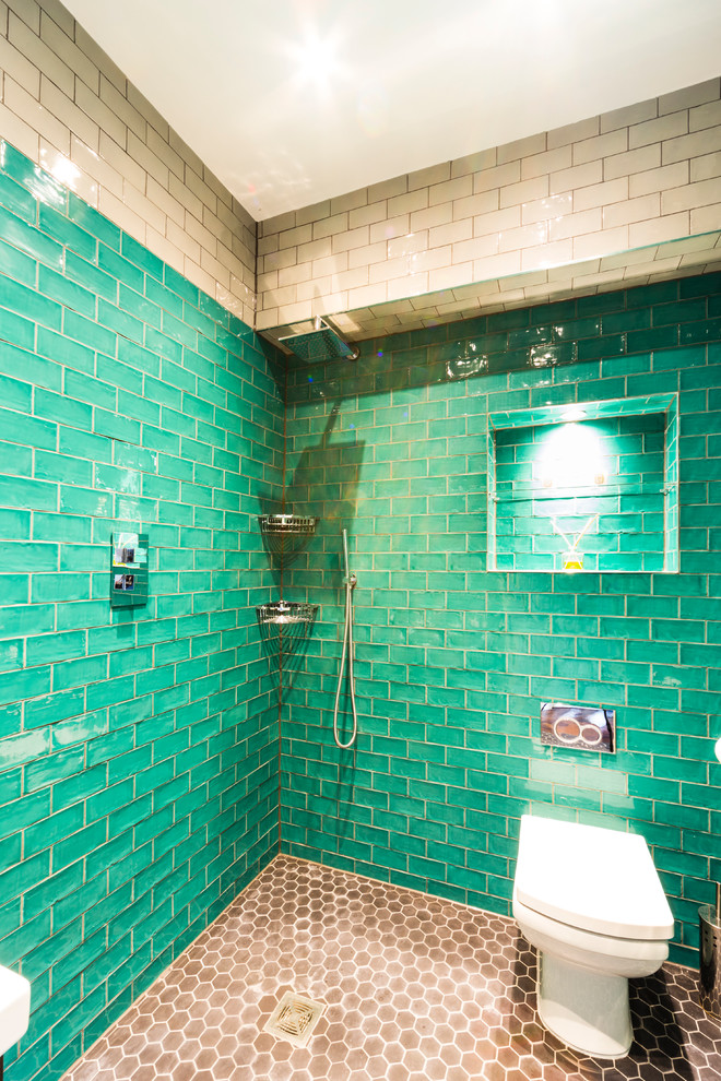 Ispirazione per una stanza da bagno design con doccia aperta, WC monopezzo, piastrelle verdi e pareti verdi