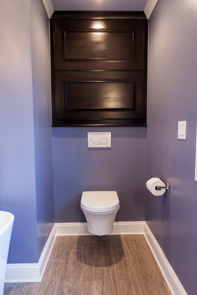 Inspiration för stora klassiska toaletter, med ett undermonterad handfat, luckor med infälld panel, skåp i mörkt trä, bänkskiva i kvarts, en vägghängd toalettstol, vit kakel, porslinskakel, lila väggar och klinkergolv i porslin