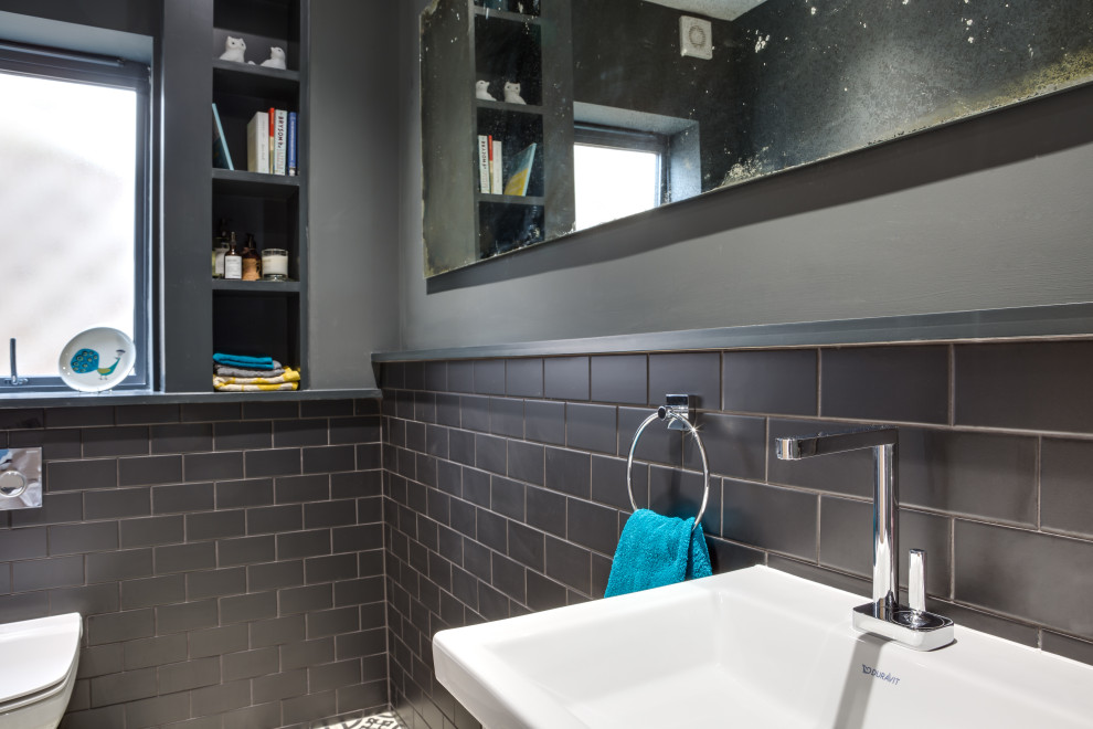 Idee per una stanza da bagno per bambini contemporanea di medie dimensioni con piastrelle nere, pavimento multicolore e un lavabo