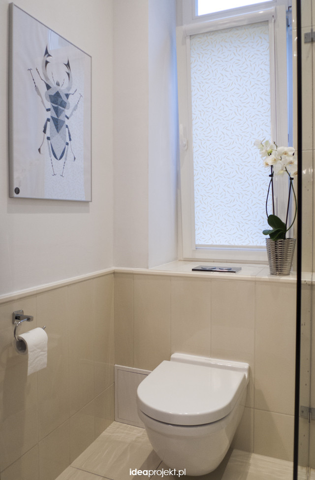 Idéer för små eklektiska toaletter, med ett väggmonterat handfat, släta luckor, beige skåp, laminatbänkskiva, en vägghängd toalettstol, beige kakel, keramikplattor, beige väggar och klinkergolv i keramik