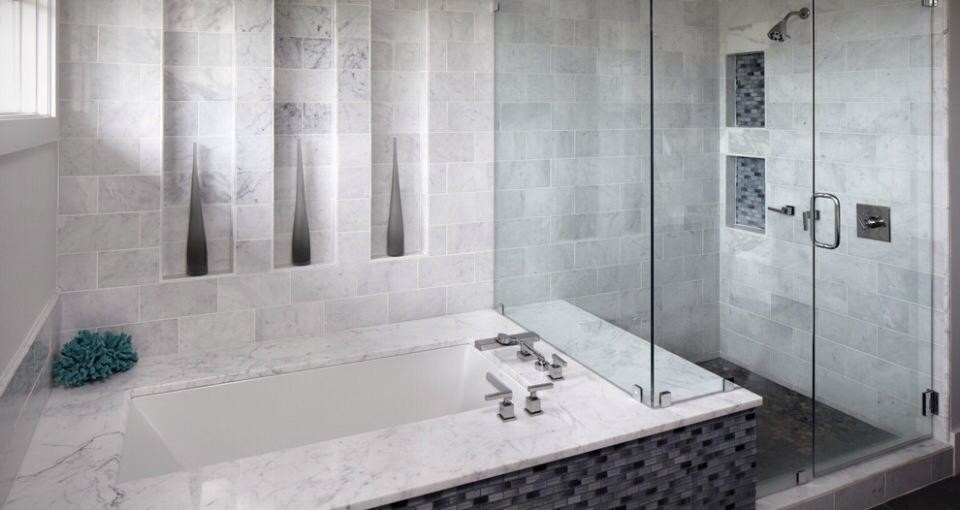 Ispirazione per una stanza da bagno moderna con top in marmo, piastrelle grigie e piastrelle in pietra