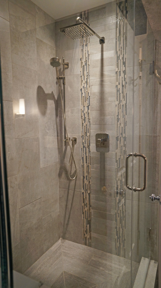 На фото: главная ванная комната среднего размера в стиле неоклассика (современная классика) с фасадами с утопленной филенкой, белыми фасадами, раздельным унитазом, серой плиткой, керамогранитной плиткой, серыми стенами, полом из керамогранита, врезной раковиной, столешницей из искусственного кварца, отдельно стоящей ванной и душем в нише