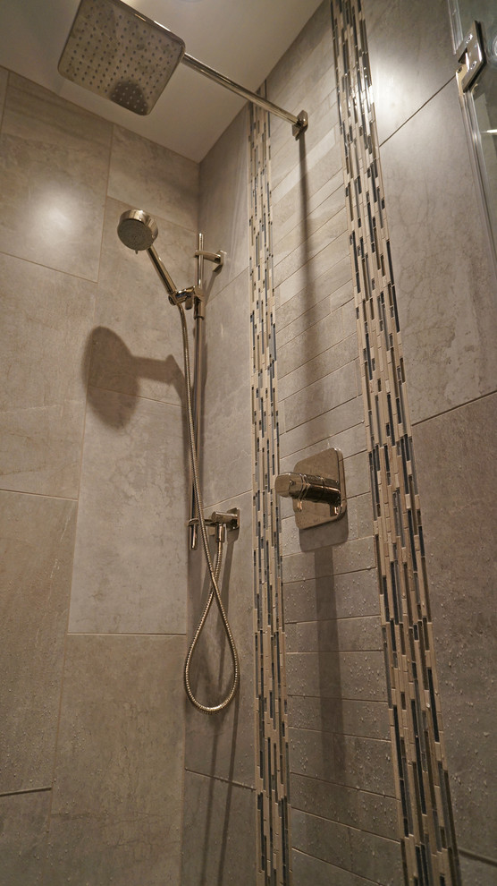 Стильный дизайн: главная ванная комната среднего размера в стиле неоклассика (современная классика) с фасадами с утопленной филенкой, белыми фасадами, раздельным унитазом, серой плиткой, керамогранитной плиткой, серыми стенами, полом из керамогранита, врезной раковиной, столешницей из искусственного кварца, отдельно стоящей ванной и душем в нише - последний тренд