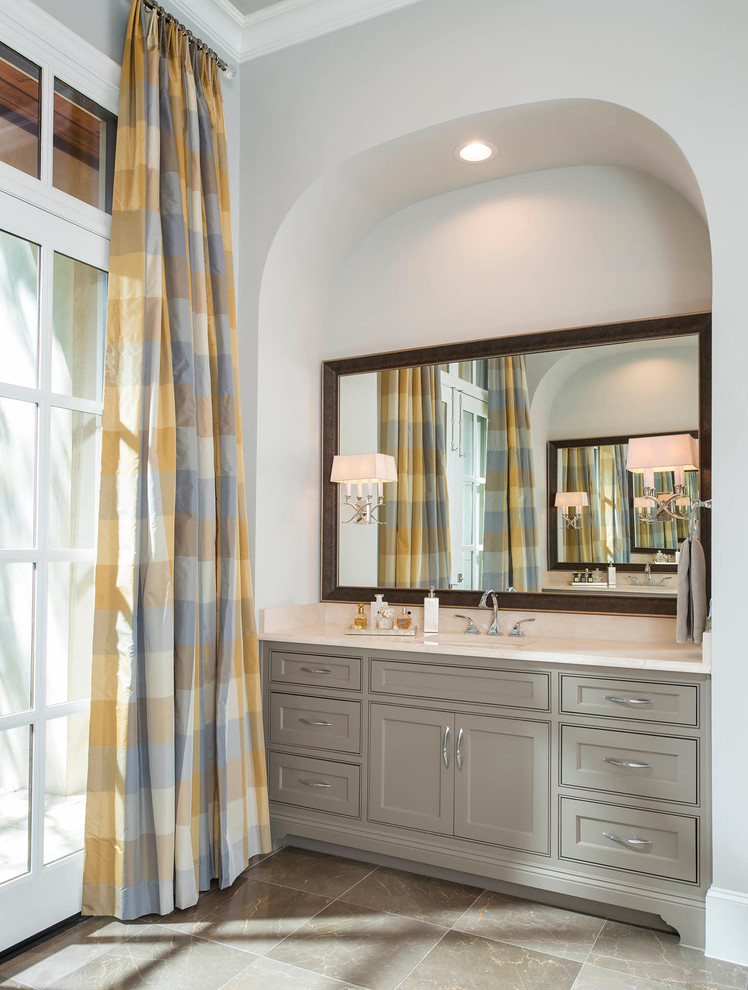 Inspiration för stora klassiska en-suite badrum, med skåp i shakerstil, grå skåp, ett fristående badkar, en toalettstol med hel cisternkåpa, grå väggar, marmorgolv, ett undermonterad handfat, marmorbänkskiva och brunt golv
