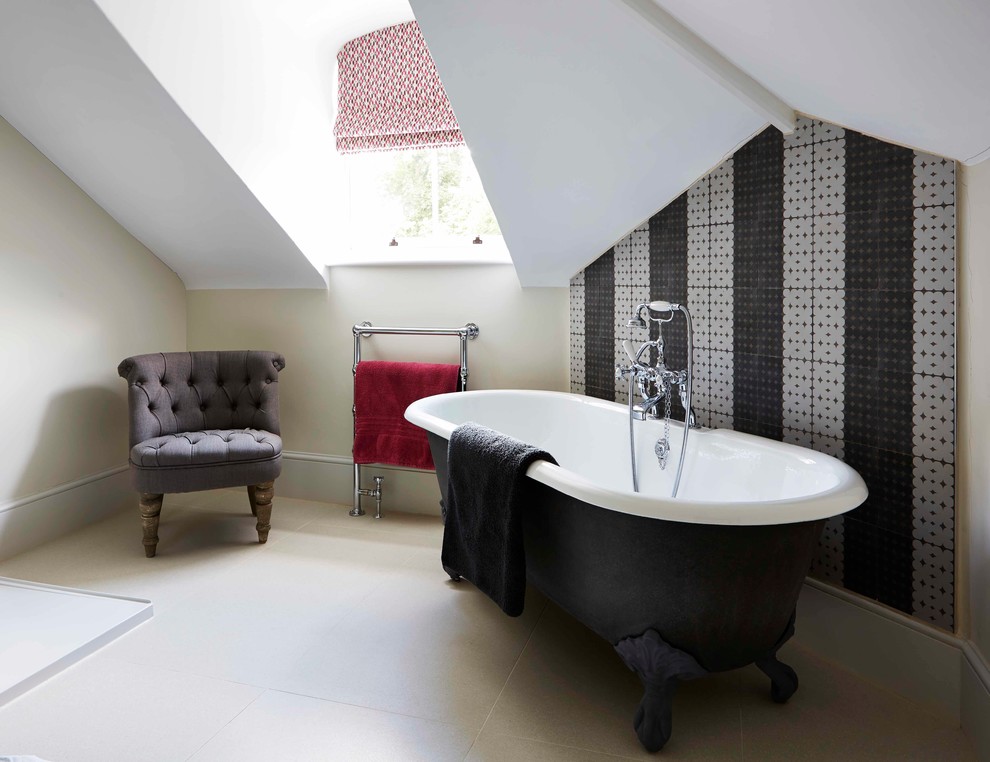 На фото: ванная комната среднего размера в современном стиле с ванной на ножках, душем над ванной, керамогранитной плиткой, бежевыми стенами и полом из керамогранита с
