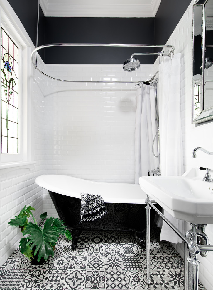 メルボルンにあるトランジショナルスタイルのおしゃれなバスルーム (浴槽なし) (猫足バスタブ、シャワー付き浴槽	、白いタイル、サブウェイタイル、黒い壁、セラミックタイルの床、コンソール型シンク、黒い床、シャワーカーテン) の写真