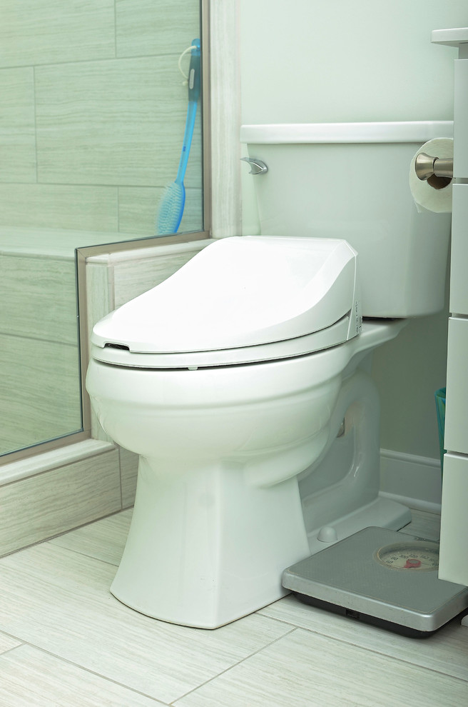 Badezimmer mit Schrankfronten im Shaker-Stil, weißen Schränken, Marmor-Waschbecken/Waschtisch und Bidet in Sonstige