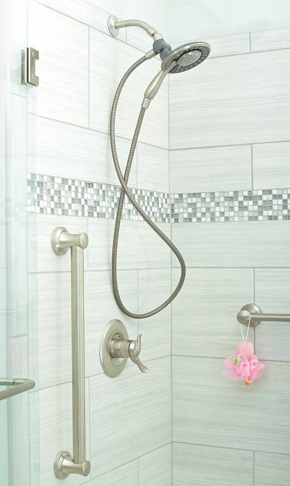 Esempio di una stanza da bagno tradizionale con ante in stile shaker, ante bianche, top in marmo, bidè e doccia alcova