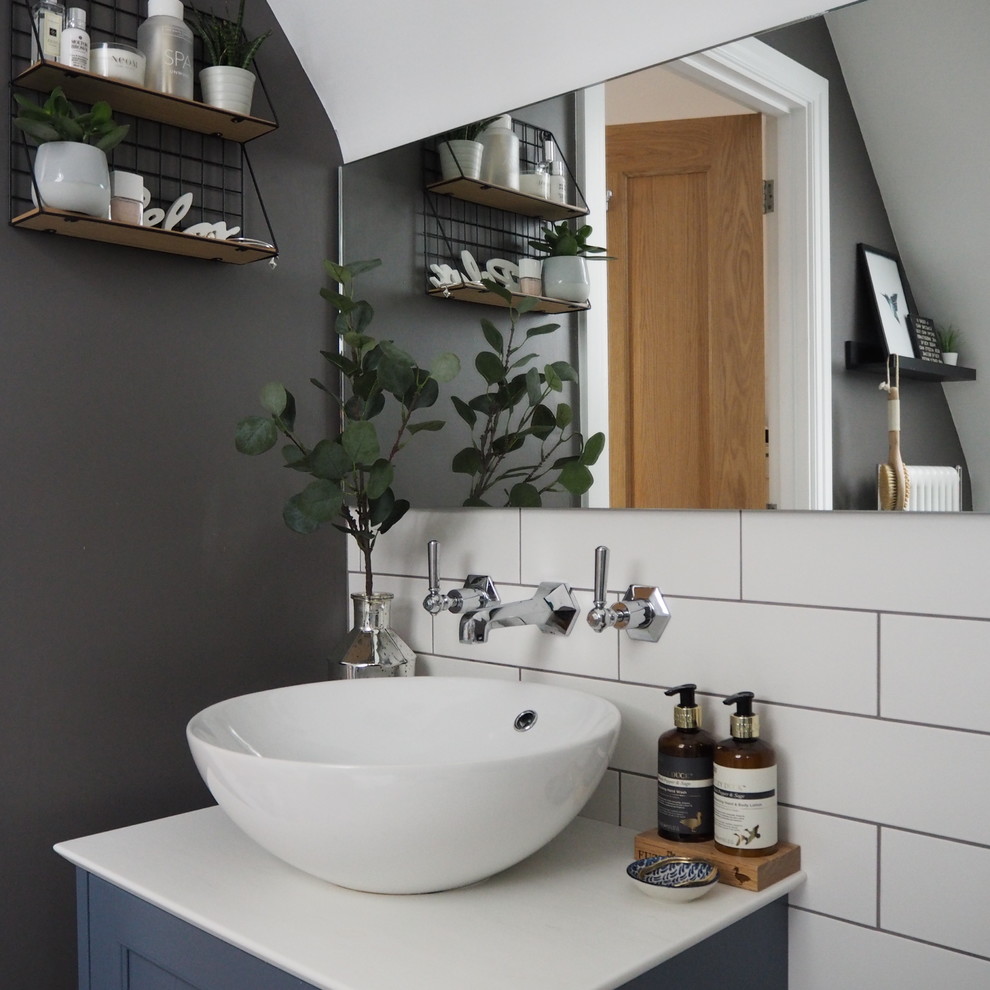 Идея дизайна: маленькая ванная комната в скандинавском стиле с синими фасадами, плиткой кабанчик, белыми стенами, настольной раковиной и белой столешницей для на участке и в саду