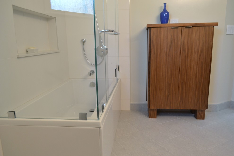 Modelo de cuarto de baño minimalista de tamaño medio