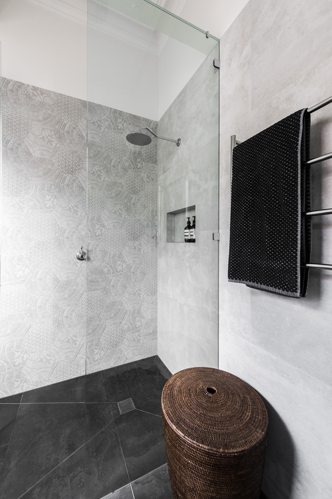 Свежая идея для дизайна: главная ванная комната среднего размера в современном стиле с плоскими фасадами, белыми фасадами, открытым душем, унитазом-моноблоком, серой плиткой, керамической плиткой, серыми стенами, полом из керамической плитки, настольной раковиной, столешницей из искусственного кварца, серым полом и открытым душем - отличное фото интерьера