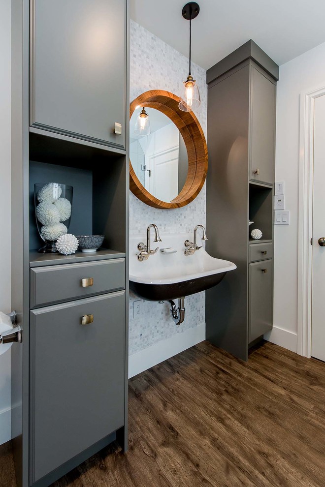 Diseño de cuarto de baño clásico renovado con lavabo suspendido, baldosas y/o azulejos blancos, paredes blancas y suelo de madera oscura