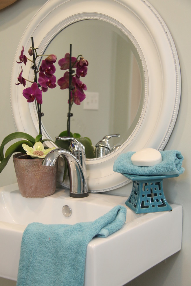 На фото: главная ванная комната среднего размера в морском стиле с подвесной раковиной, душем без бортиков, раздельным унитазом, коричневой плиткой, керамогранитной плиткой, зелеными стенами и полом из керамогранита с