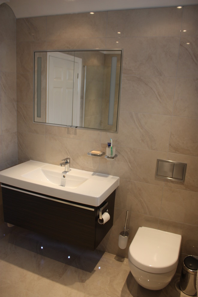 Exemple d'une salle de bain principale tendance en bois foncé avec un lavabo suspendu, un placard à porte plane, une douche ouverte, WC suspendus, des carreaux de porcelaine et un sol en carrelage de porcelaine.