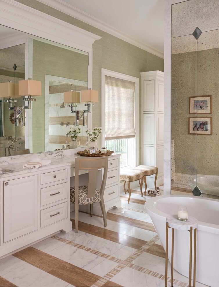 Modelo de cuarto de baño principal clásico con armarios con rebordes decorativos, puertas de armario blancas, bañera exenta y paredes verdes