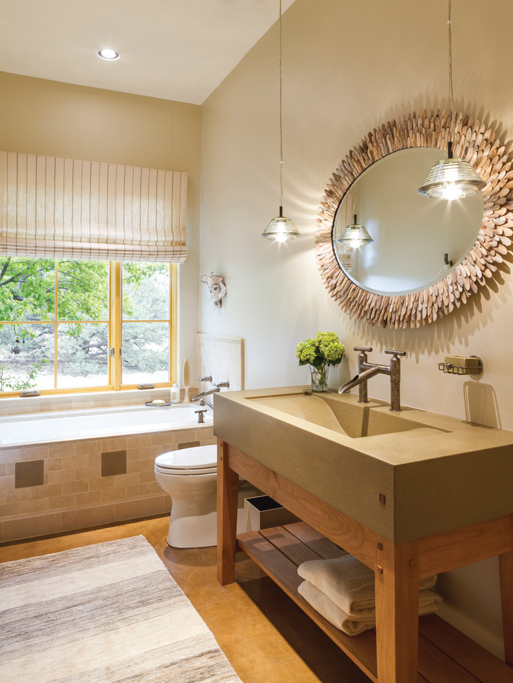 Idee per una stanza da bagno padronale design con lavabo rettangolare, ante in stile shaker, ante in legno chiaro, vasca ad alcova, piastrelle beige, piastrelle in ceramica, pareti beige e pavimento in cemento