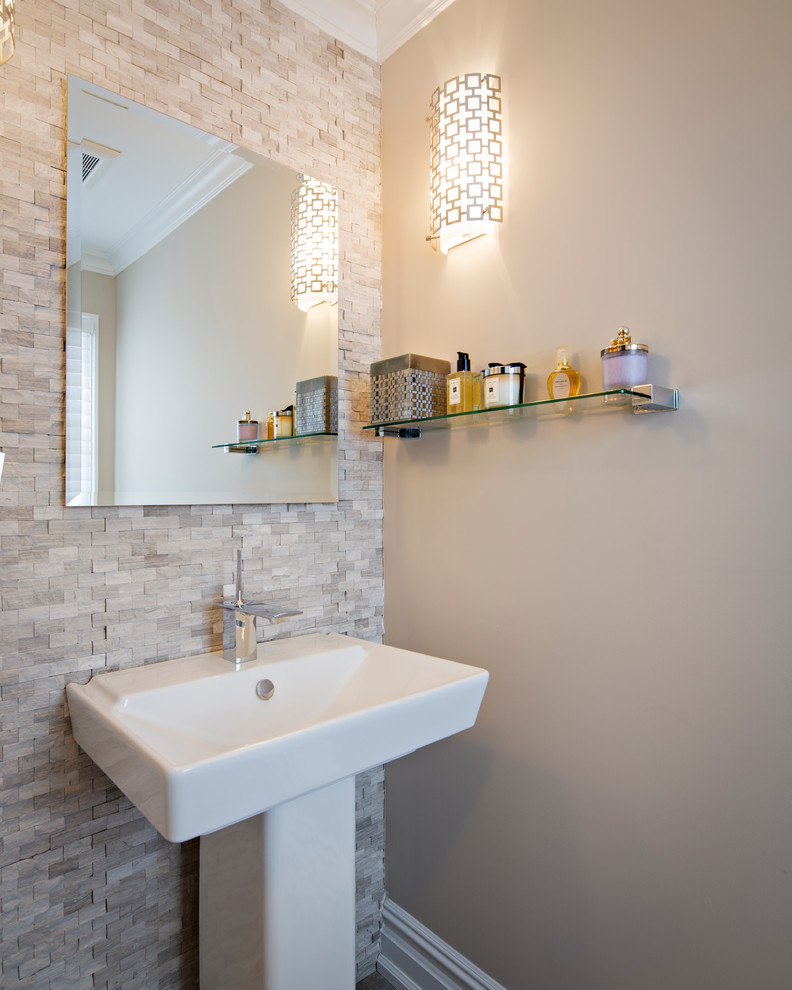 Inspiration för små klassiska badrum med dusch, med en toalettstol med separat cisternkåpa, beige kakel, stenkakel, beige väggar, klinkergolv i porslin och ett piedestal handfat