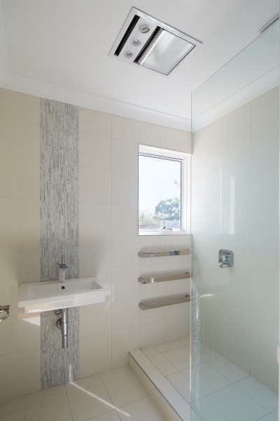 Идея дизайна: маленькая ванная комната в современном стиле с подвесной раковиной, бежевой плиткой, керамической плиткой, бежевыми стенами и полом из керамической плитки для на участке и в саду