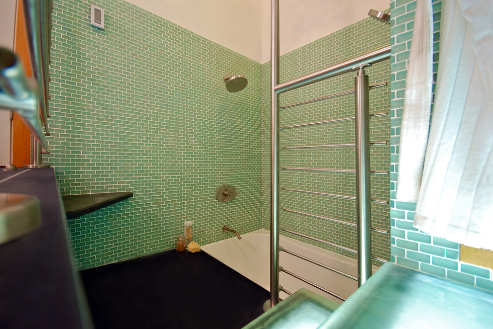 Inspiration för mellanstora moderna en-suite badrum, med ett avlångt handfat, släta luckor, bänkskiva i täljsten, ett badkar i en alkov, en dubbeldusch, en toalettstol med hel cisternkåpa, grön kakel, glaskakel, vita väggar och klinkergolv i porslin