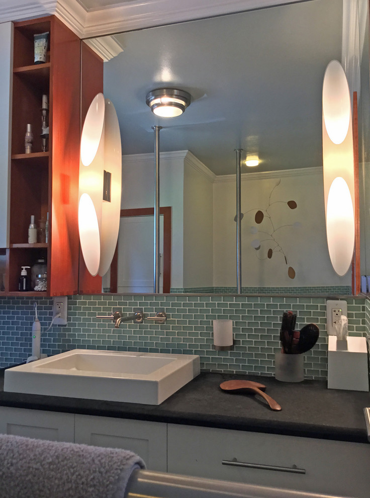 Стильный дизайн: маленькая главная ванная комната в современном стиле с плоскими фасадами, ванной в нише, двойным душем, унитазом-моноблоком, зеленой плиткой, стеклянной плиткой, зелеными стенами, полом из керамогранита, раковиной с несколькими смесителями, столешницей из талькохлорита, зеленым полом и открытым душем для на участке и в саду - последний тренд
