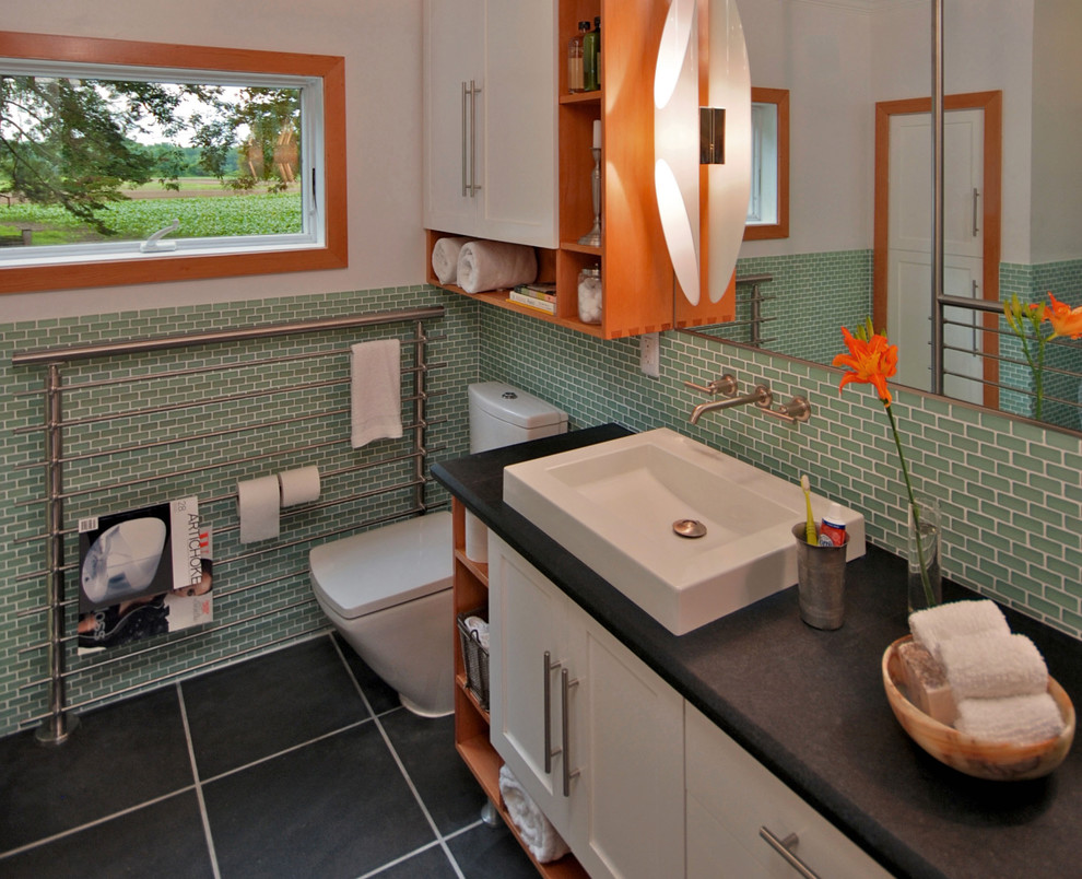 Пример оригинального дизайна: главная ванная комната среднего размера в современном стиле с раковиной с несколькими смесителями, плоскими фасадами, столешницей из талькохлорита, ванной в нише, двойным душем, унитазом-моноблоком, зеленой плиткой, стеклянной плиткой, белыми стенами, полом из керамогранита и серым полом