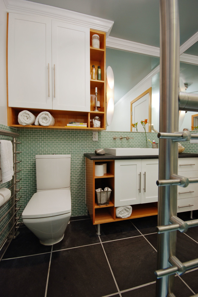 Свежая идея для дизайна: главная ванная комната среднего размера в современном стиле с раковиной с несколькими смесителями, плоскими фасадами, столешницей из талькохлорита, ванной в нише, двойным душем, унитазом-моноблоком, зеленой плиткой, стеклянной плиткой, белыми стенами, полом из керамогранита и серым полом - отличное фото интерьера