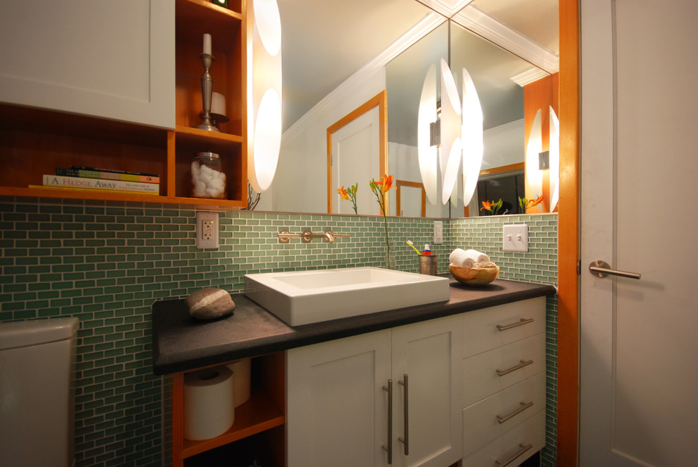 Пример оригинального дизайна: главная ванная комната среднего размера в современном стиле с раковиной с несколькими смесителями, плоскими фасадами, столешницей из талькохлорита, ванной в нише, двойным душем, унитазом-моноблоком, зеленой плиткой, стеклянной плиткой, белыми стенами, полом из керамогранита, открытым душем и серой столешницей