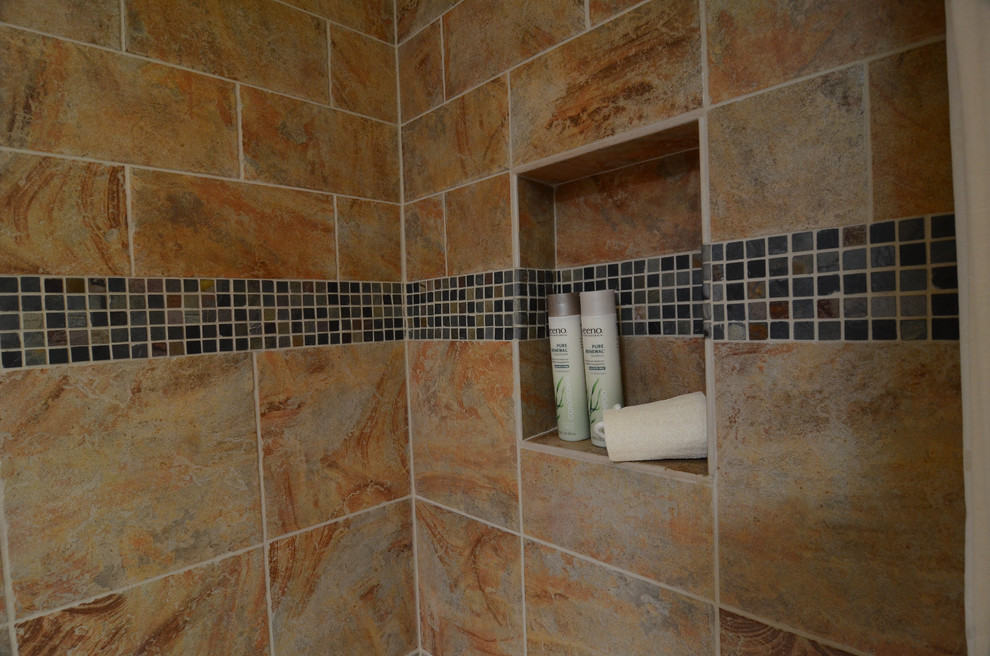 Amerikansk inredning av ett badrum, med ett integrerad handfat, skåp i shakerstil, skåp i mellenmörkt trä, bänkskiva i betong, ett platsbyggt badkar, en dusch/badkar-kombination, beige kakel, porslinskakel och beige väggar