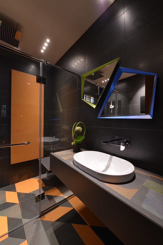 Стильный дизайн: ванная комната в современном стиле с душем в нише, черными стенами, душевой кабиной, накладной раковиной, разноцветным полом и душем с распашными дверями - последний тренд