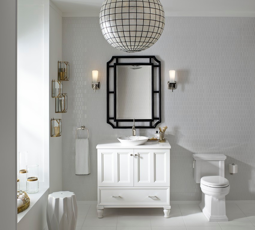 Bild på ett mellanstort eklektiskt badrum med dusch, med ett fristående handfat, möbel-liknande, vita skåp, en toalettstol med separat cisternkåpa, vit kakel, vita väggar och klinkergolv i keramik