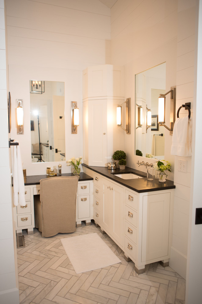 Imagen de cuarto de baño campestre con lavabo bajoencimera y encimera de esteatita