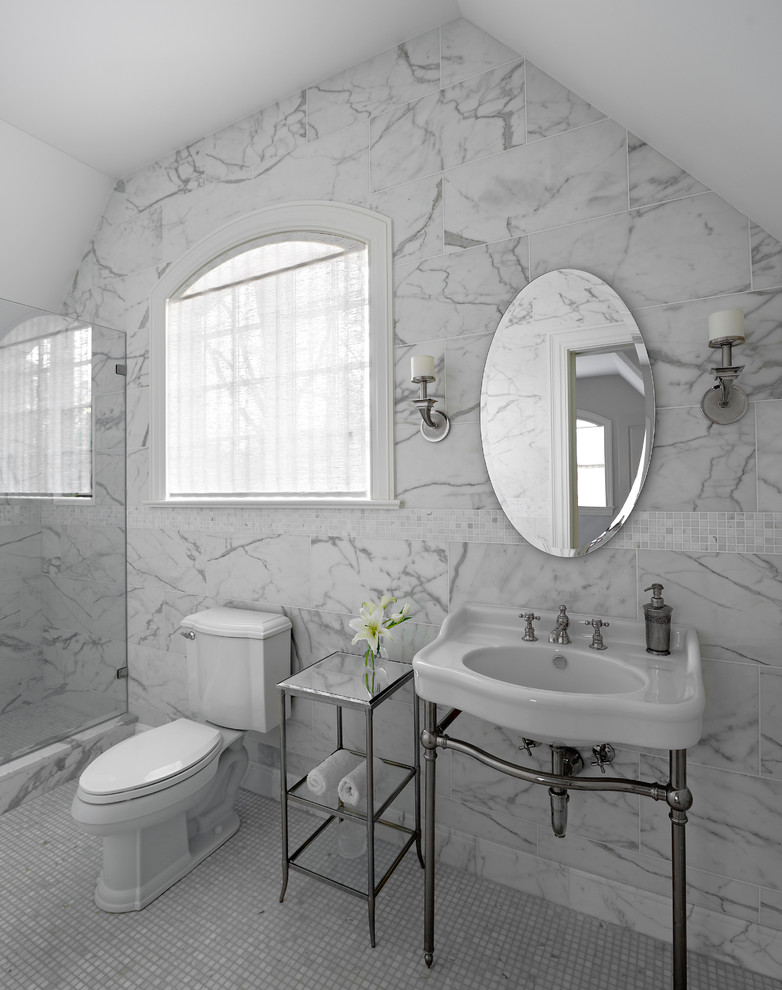 Klassisk inredning av ett mellanstort badrum med dusch, med en dusch i en alkov, en toalettstol med separat cisternkåpa, vit kakel, mosaikgolv, mosaik, vita väggar och ett konsol handfat
