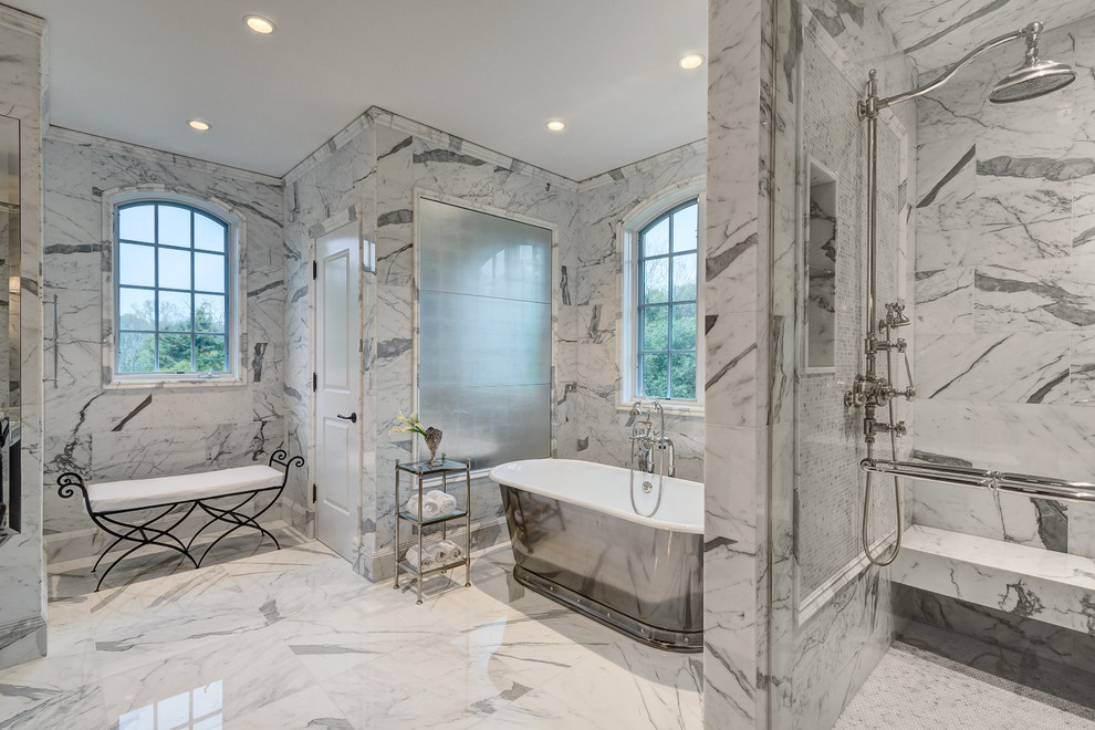 Свежая идея для дизайна: большая главная ванная комната в классическом стиле с фасадами с утопленной филенкой, мраморной столешницей, отдельно стоящей ванной, душем в нише, белой плиткой, каменной плиткой, белыми стенами, мраморным полом и темными деревянными фасадами - отличное фото интерьера