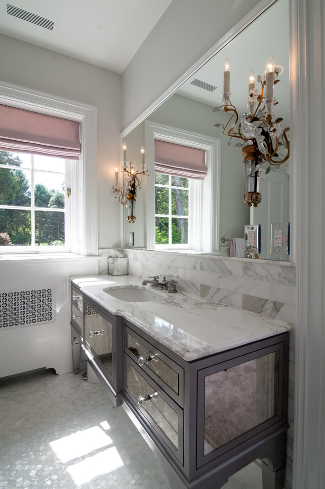 Пример оригинального дизайна: ванная комната среднего размера в стиле шебби-шик с душевой кабиной, стеклянными фасадами, серыми фасадами, серыми стенами, полом из мозаичной плитки, врезной раковиной и мраморной столешницей