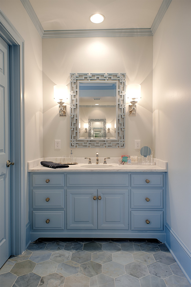 На фото: ванная комната в стиле неоклассика (современная классика) с врезной раковиной, фасадами с выступающей филенкой и белыми стенами с