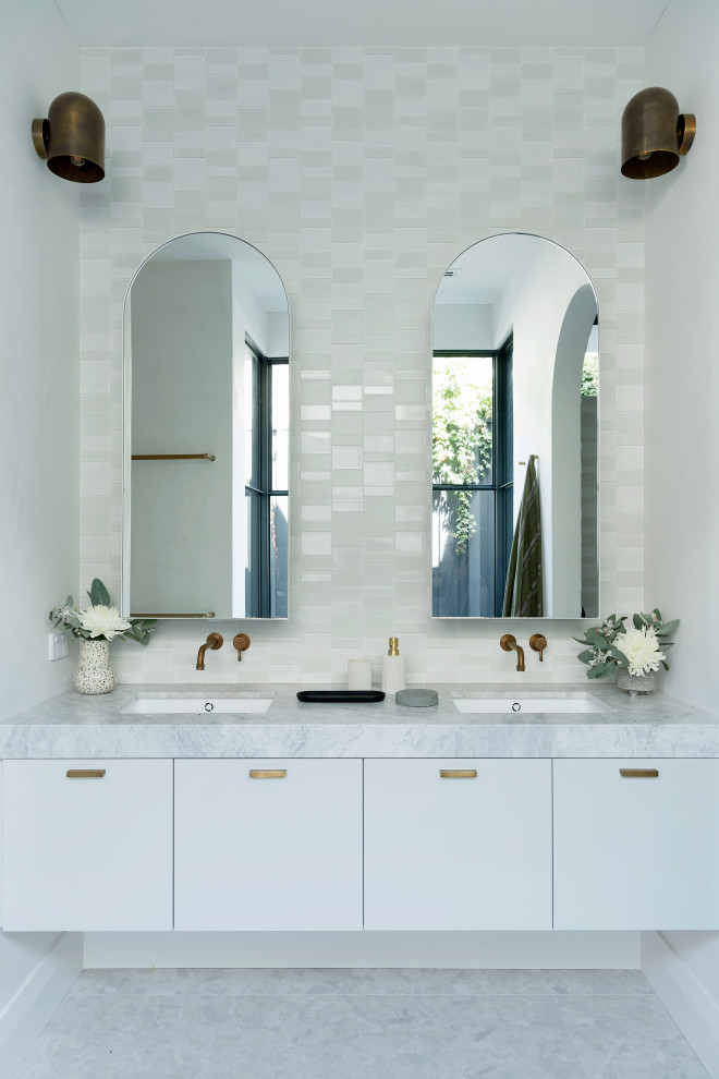 Inspiration för moderna grått badrum, med släta luckor, vita skåp, vit kakel, vita väggar, ett undermonterad handfat och grått golv