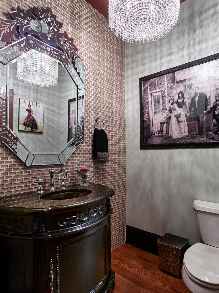 Stilmix Gästetoilette mit verzierten Schränken, schwarzen Schränken, grauer Wandfarbe und braunem Holzboden in Philadelphia