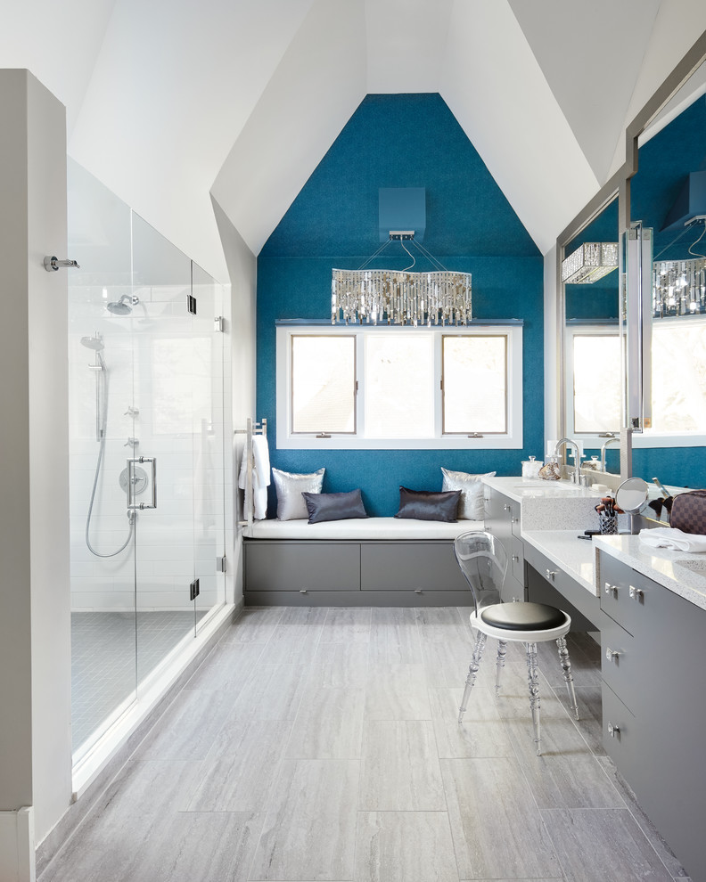 Источник вдохновения для домашнего уюта: большая главная ванная комната в стиле неоклассика (современная классика) с плоскими фасадами, серыми фасадами, душем в нише, белой плиткой, синими стенами, врезной раковиной, столешницей из искусственного кварца, керамогранитной плиткой и душем с распашными дверями
