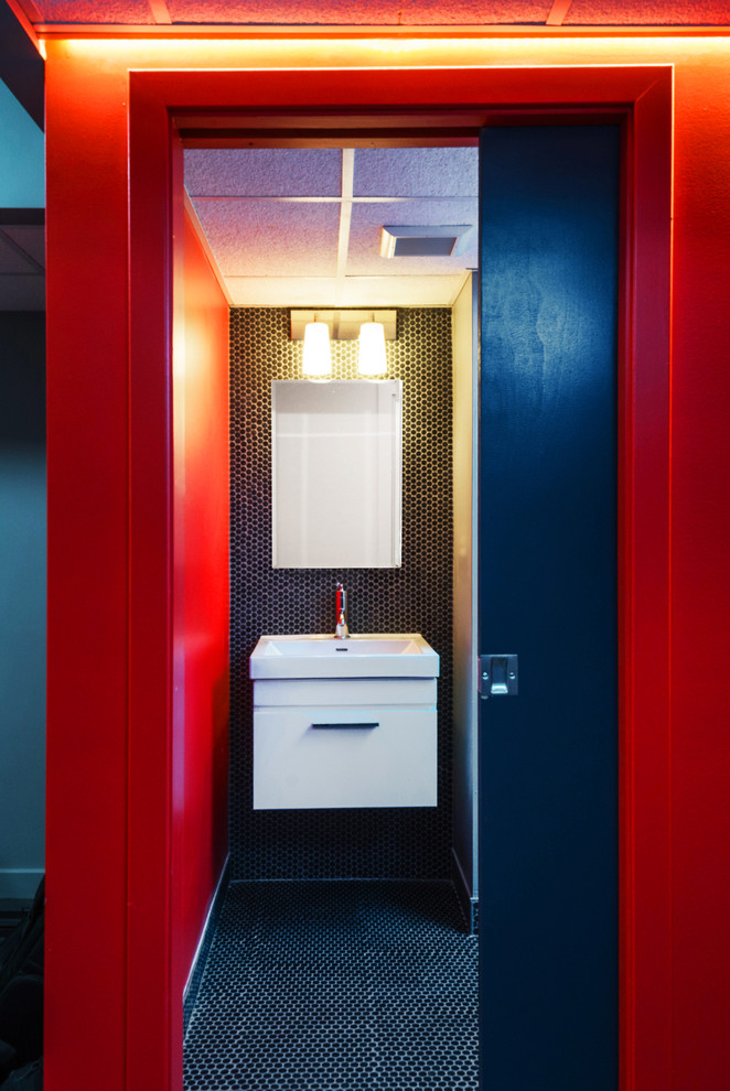 Стильный дизайн: ванная комната среднего размера в стиле модернизм с монолитной раковиной, плоскими фасадами, белыми фасадами, раздельным унитазом, черной плиткой, плиткой мозаикой, красными стенами, полом из мозаичной плитки и душевой кабиной - последний тренд