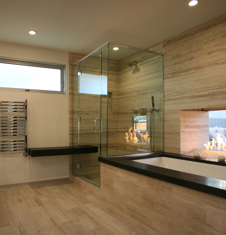 Пример оригинального дизайна: главная ванная комната в стиле модернизм с белыми фасадами, полновстраиваемой ванной, угловым душем, плиткой из листового камня, полом из керамогранита, врезной раковиной, столешницей из талькохлорита, черной столешницей и фасадами в стиле шейкер